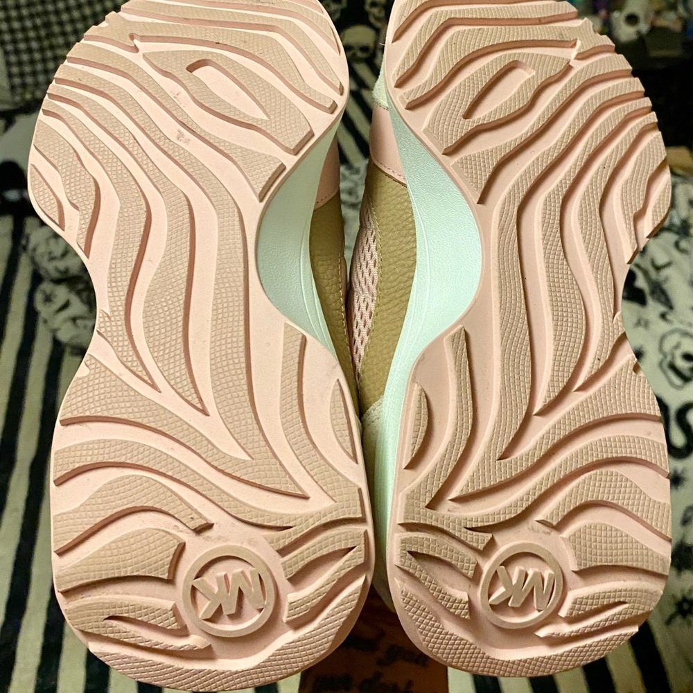 Brand new Michael Kors women’s “Flynn” sneakers - Picture 4 of 5